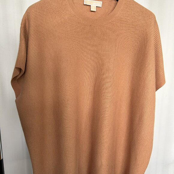 Michael Kors - Two classic ponchos with interchangeable faux-fur trim hood - Picture 3 of 7